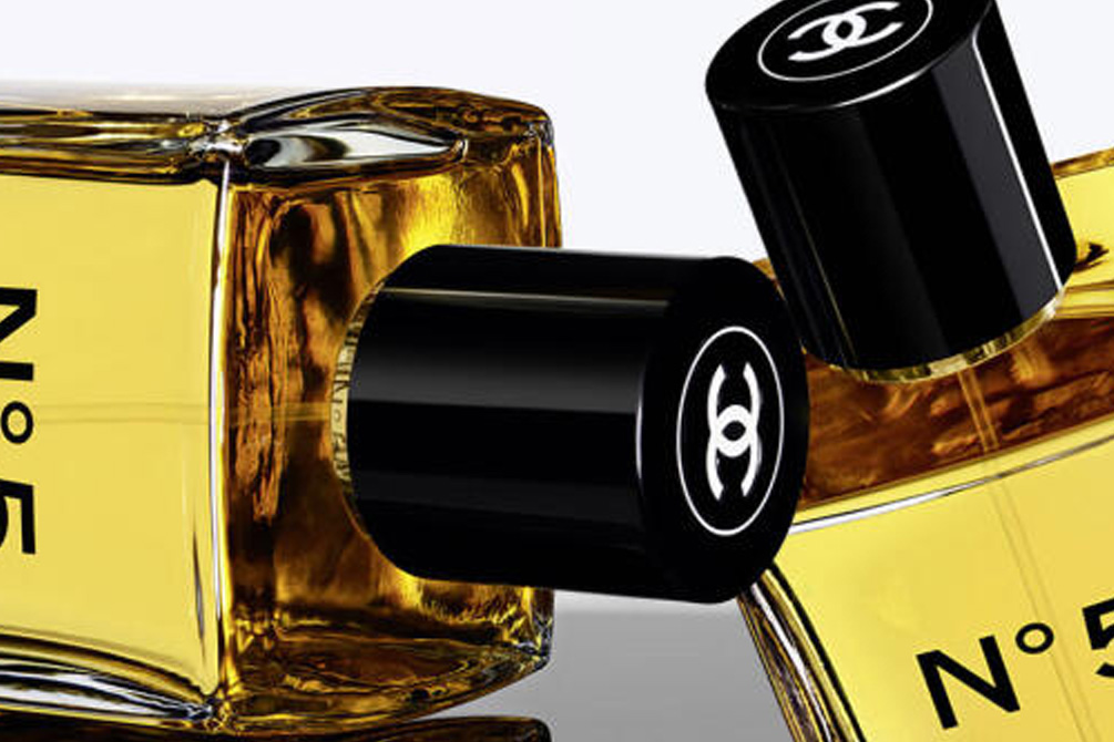 Em 1921, Coco Chanel convidou o famoso perfumista Ernest Beaux para criar seu próprio perfume.