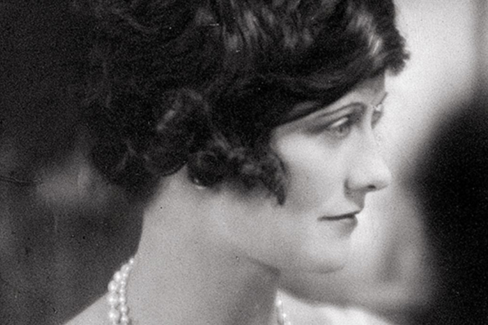Coco Chanel, uma mulher que transformou o guarda-roupa das mulheres, e mudou também o conceito de perfume.